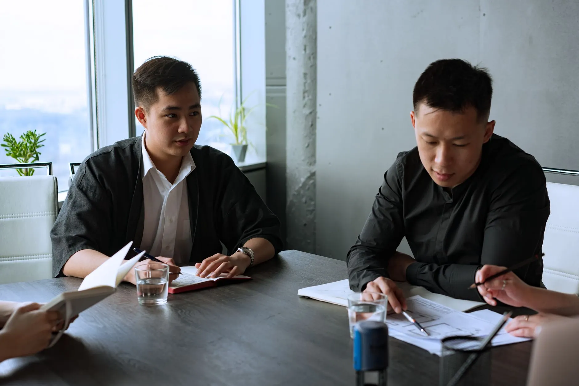 企业LOGO设计到门头安装全流程：昆仡广告的标准化品控体系详解