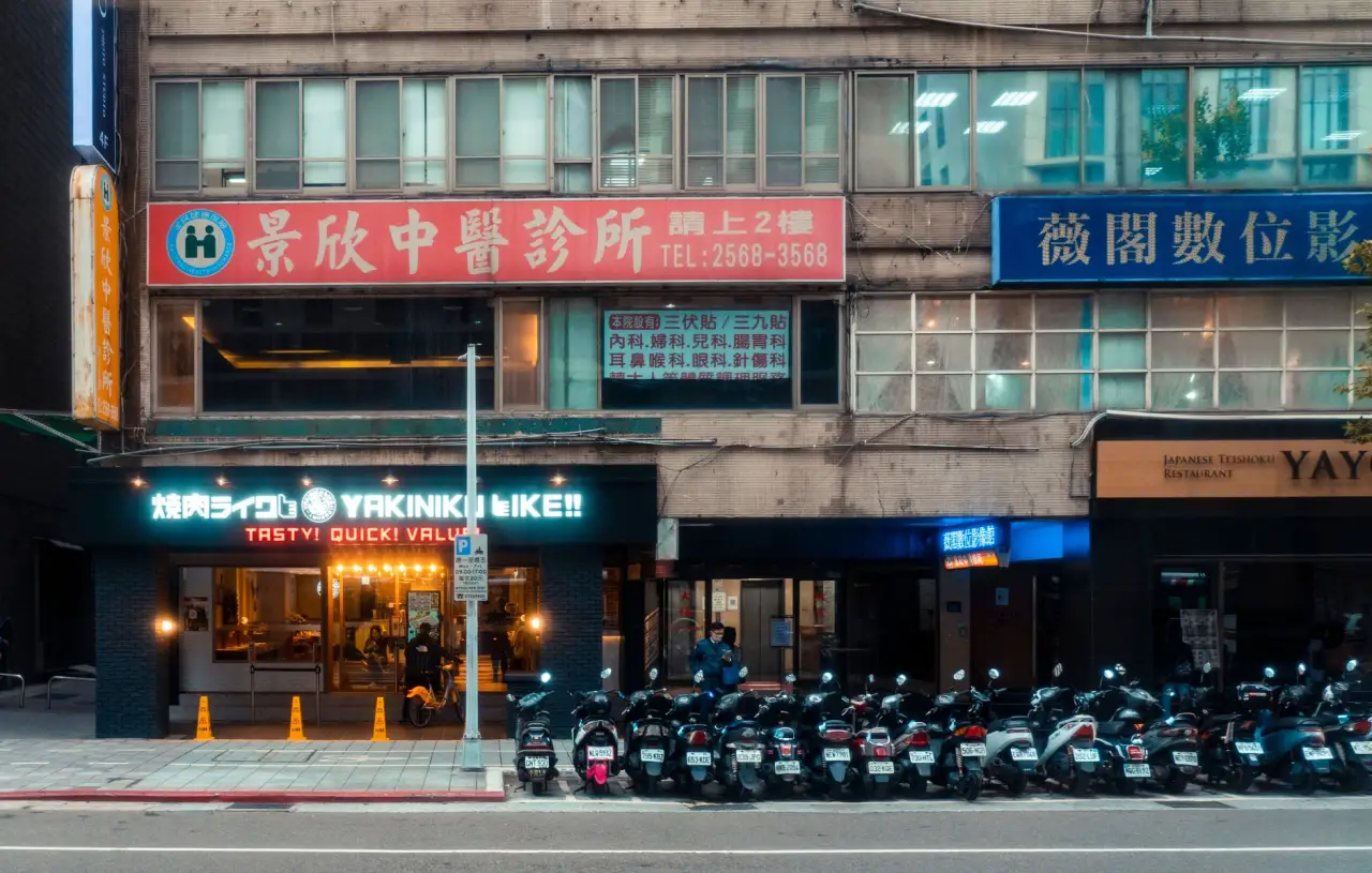 门店门头招牌怎么选？亚克力发光字与喷绘布材质的对比分析与安装建议
