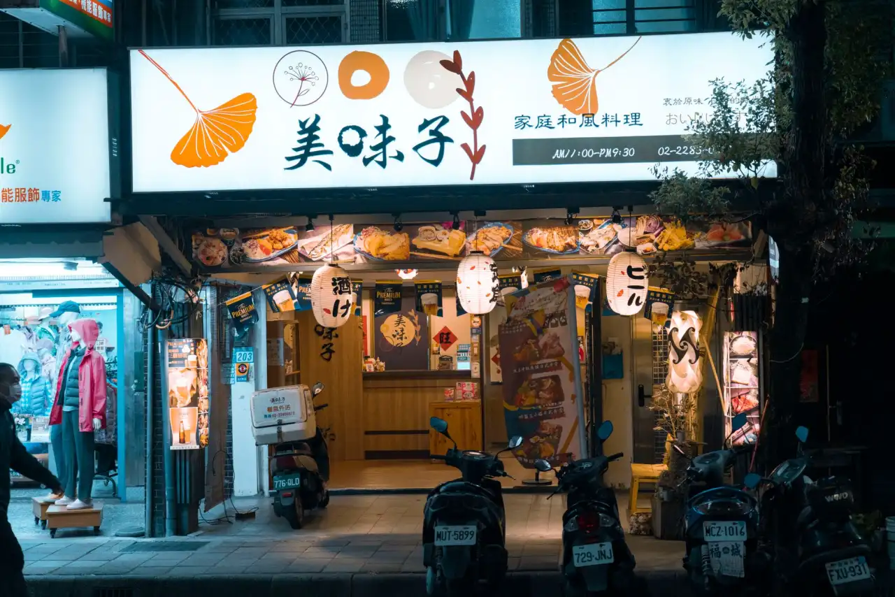 上海广告设计公司解析2025门头招牌材质与发光字安装趋势正文配图 1