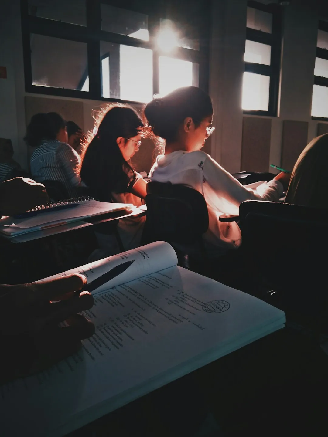上海广告设计行业亚克力发光字制作工艺与安装规范解析