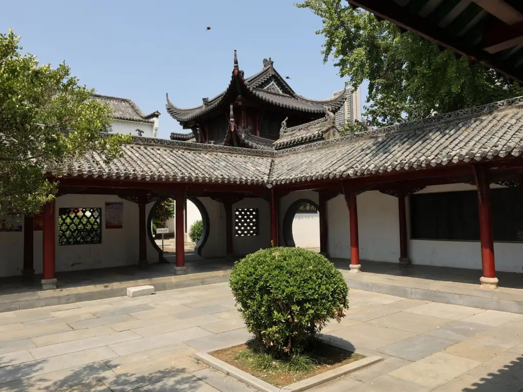 上海广告设计公司如何用亚克力发光字提升门店夜间辨识度