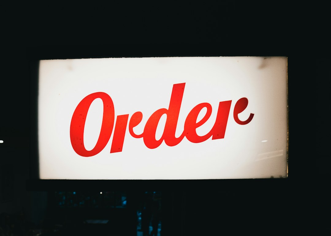 中小企业门店门头招牌怎么选？亚克力发光字与灯箱工艺对比正文配图 2